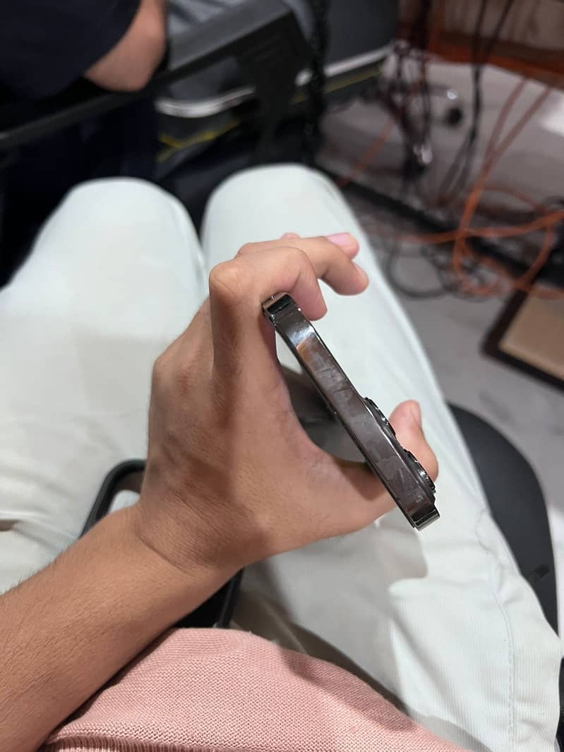 Apple iPhone 13 Pro Max 4