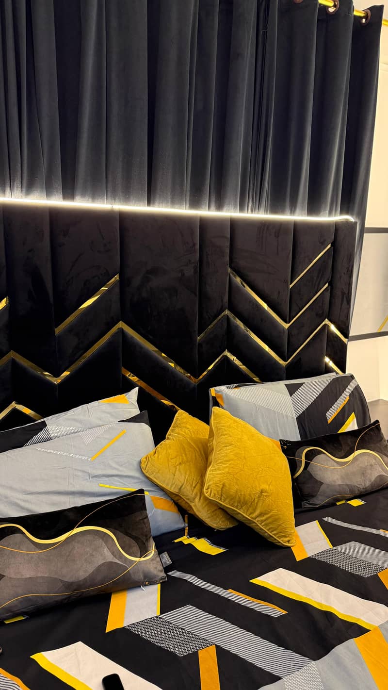 King size bed 0