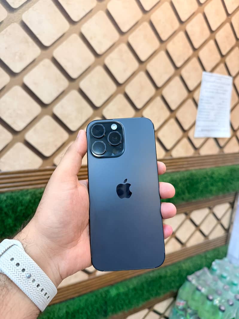 Apple iPhone 16 Pro Max 3