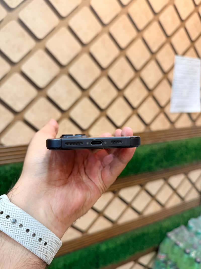 Apple iPhone 16 Pro Max 11