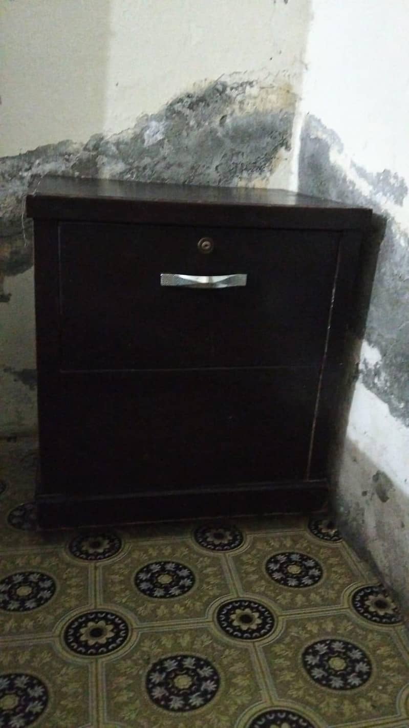 king size bed with dressing side table 3