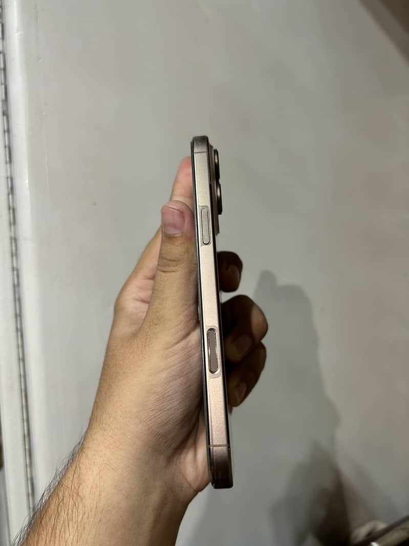 IPhone 16 Pro Max 4