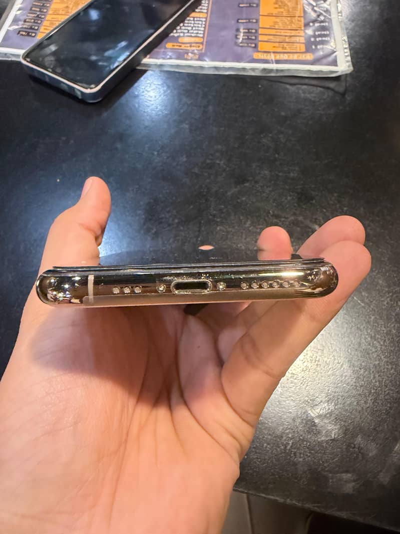 Apple iPhone 11 Pro 4
