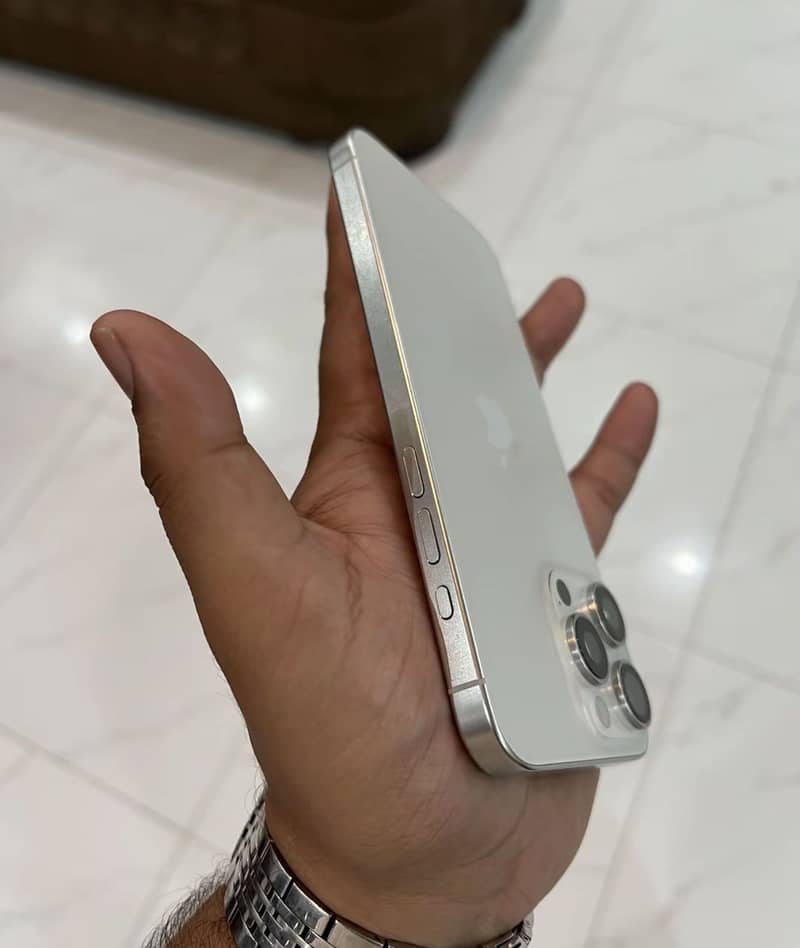 Apple iPhone 15 Pro Max 3
