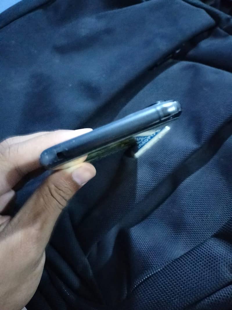 Apple iPhone 11 Pro 4