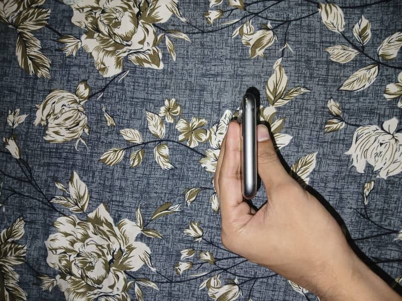Apple iPhone 11 4