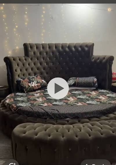 Round poshish wooden bed