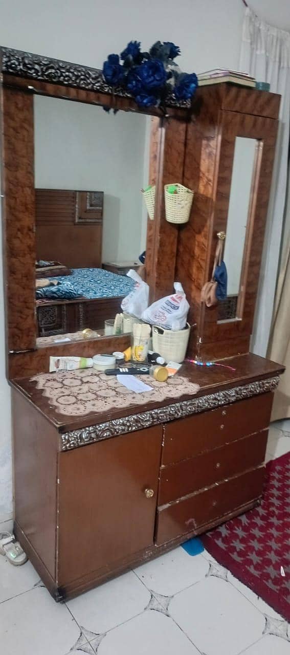 showcase & dressing table 0