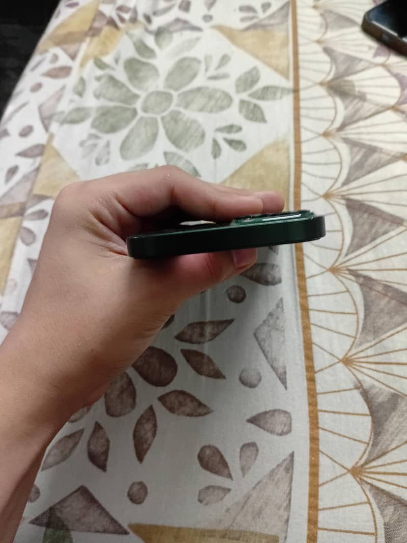 Apple iPhone 13 4