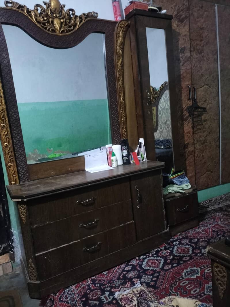 bed and dressing table 0
