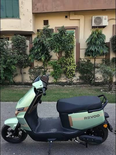 REVOO A11 model electric scooty only 700km used  in 1.5 year warranty