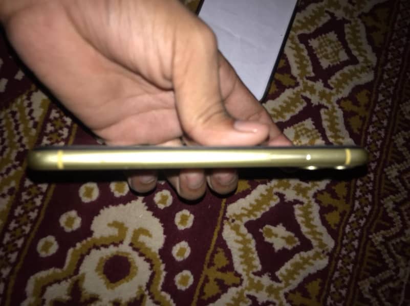 Apple iPhone 11 7