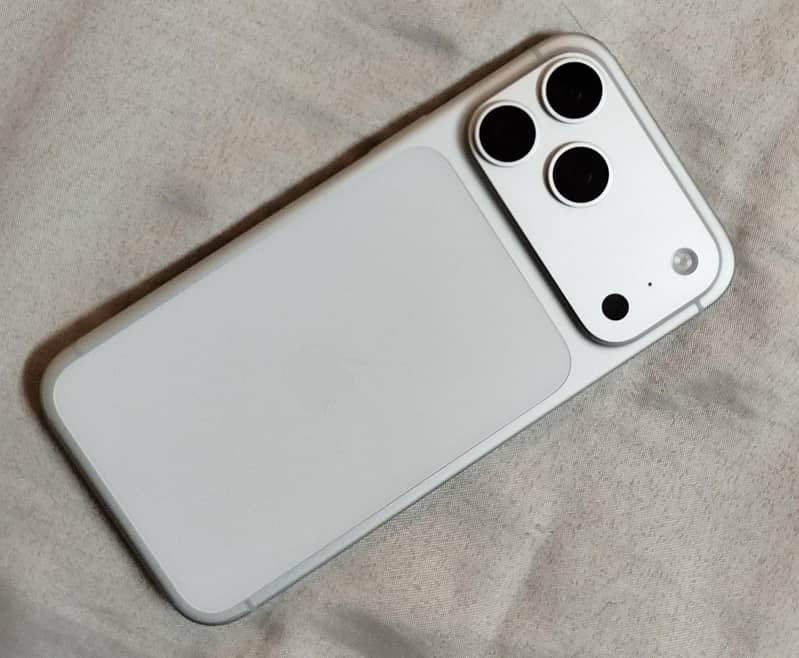 Apple iPhone 17 Pro Max 1