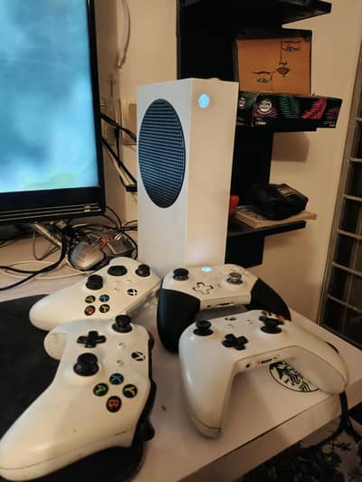 xbox series s 4 controllers