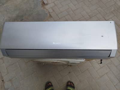 I'm selling my gree 1.5 inverter