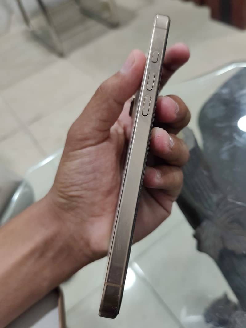 Apple iPhone 16 Pro Max 4