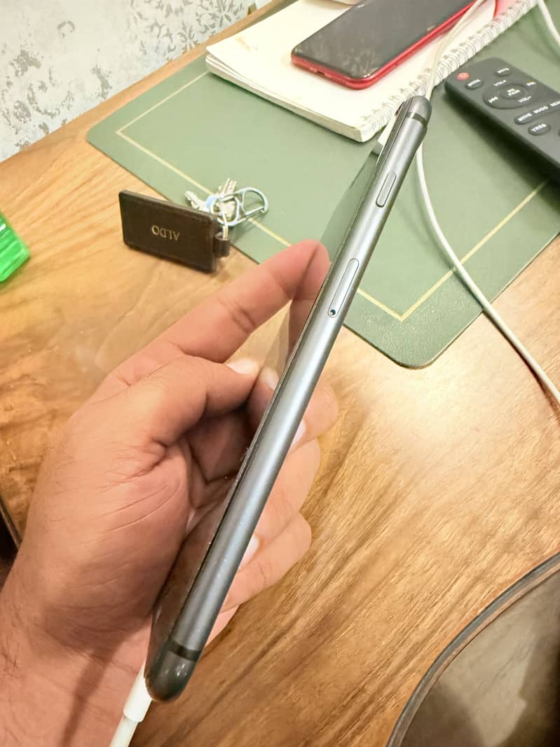 Apple iPhone 8 Plus 3
