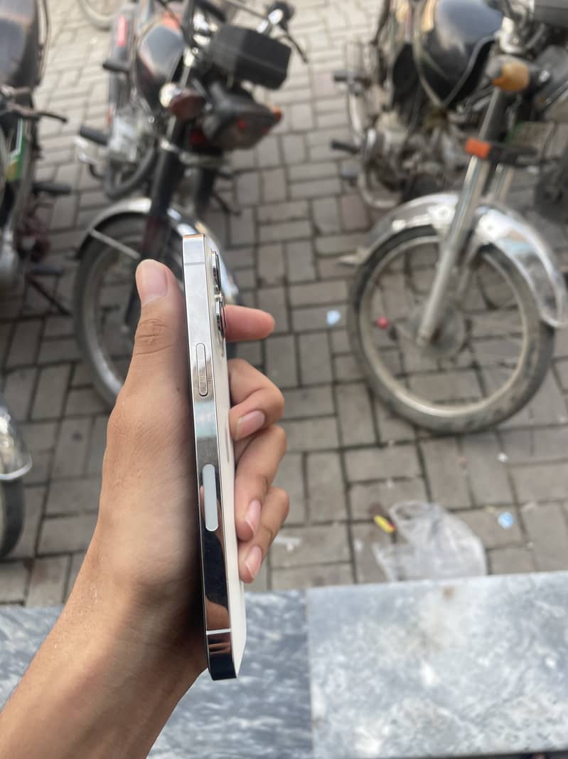 Apple iPhone 13 Pro 2
