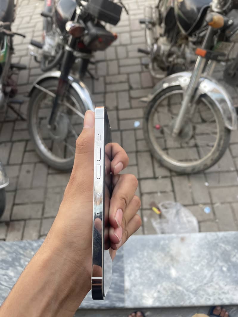 Apple iPhone 13 Pro 3