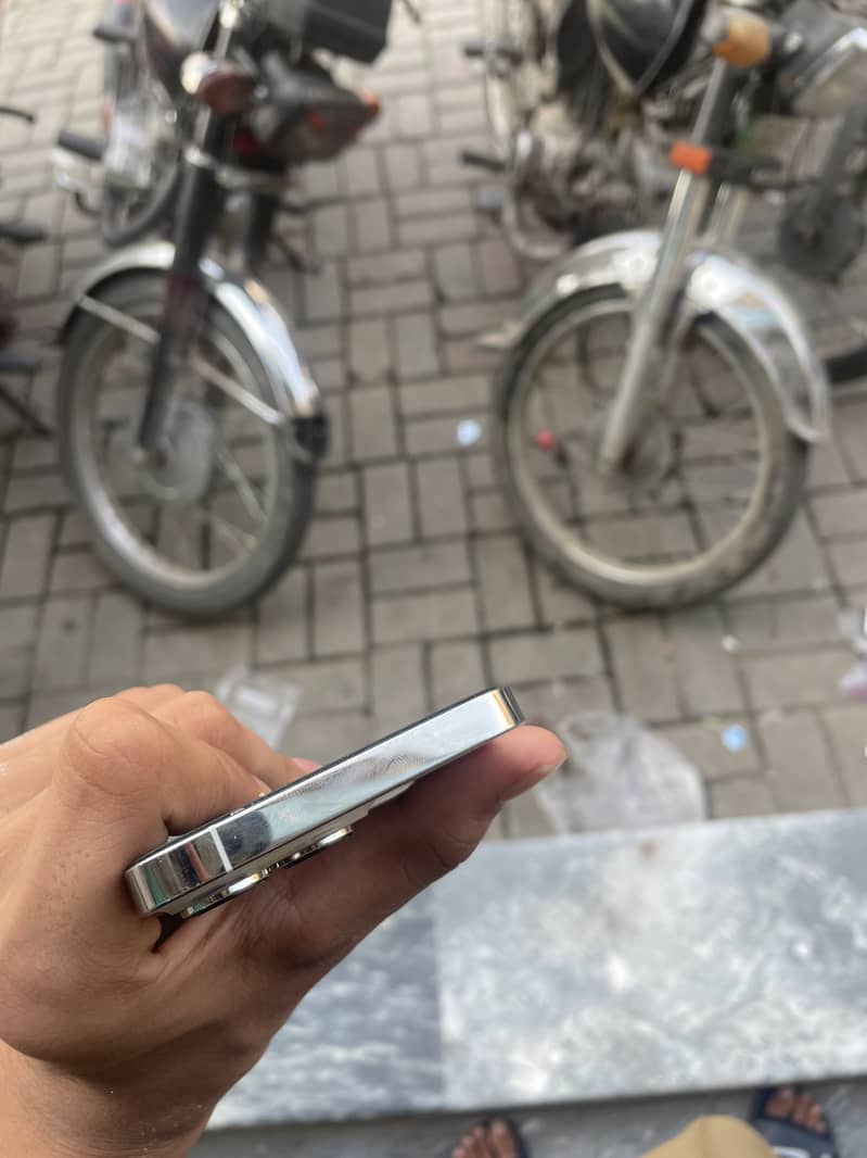 Apple iPhone 13 Pro 4