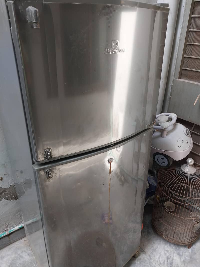 dawlance medium size fridge 0