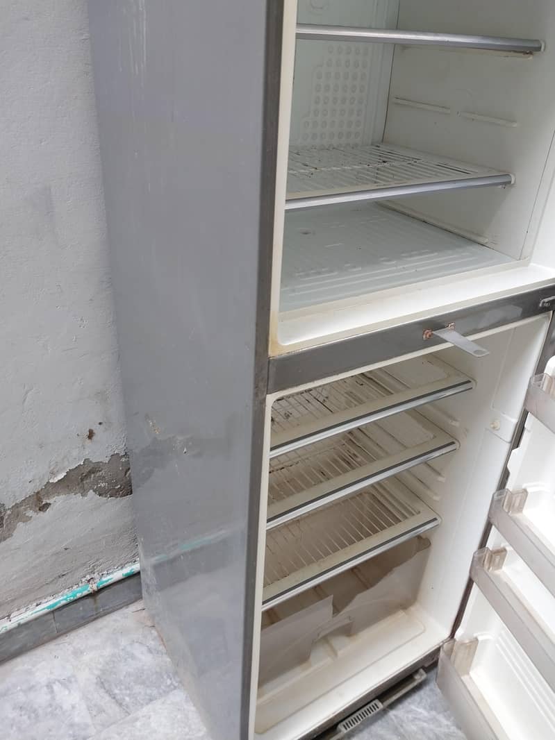 dawlance medium size fridge 3