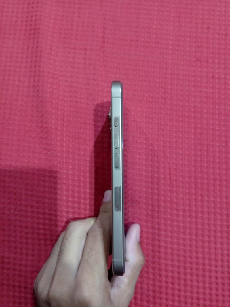 Apple iPhone 16 Pro 1