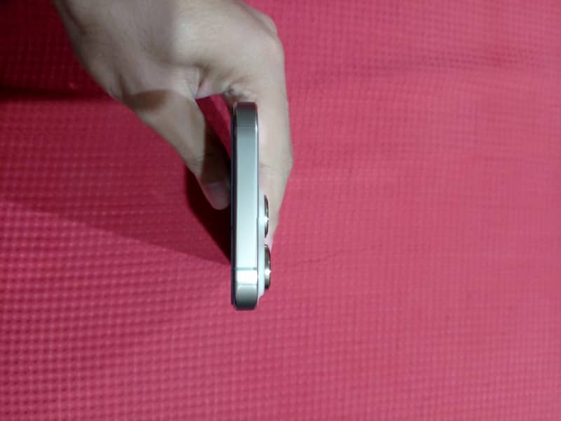 Apple iPhone 16 Pro 3