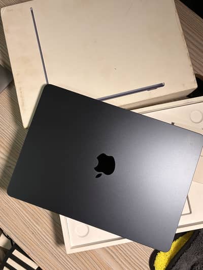 Apple MacBook Air M5 (13-inch, 2026) - Midnight Complete Box (New)