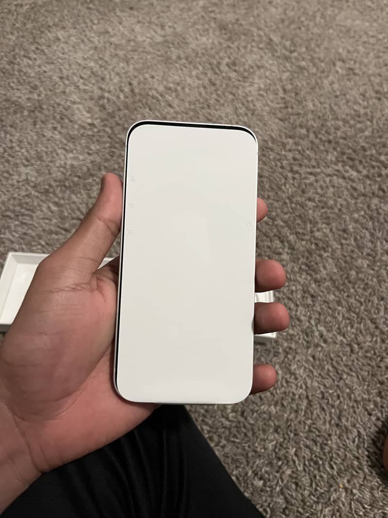 Apple iPhone 17e 1