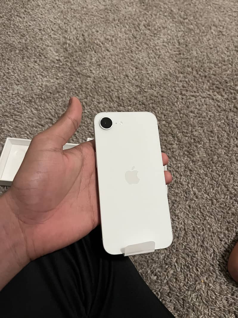 Apple iPhone 17e 3