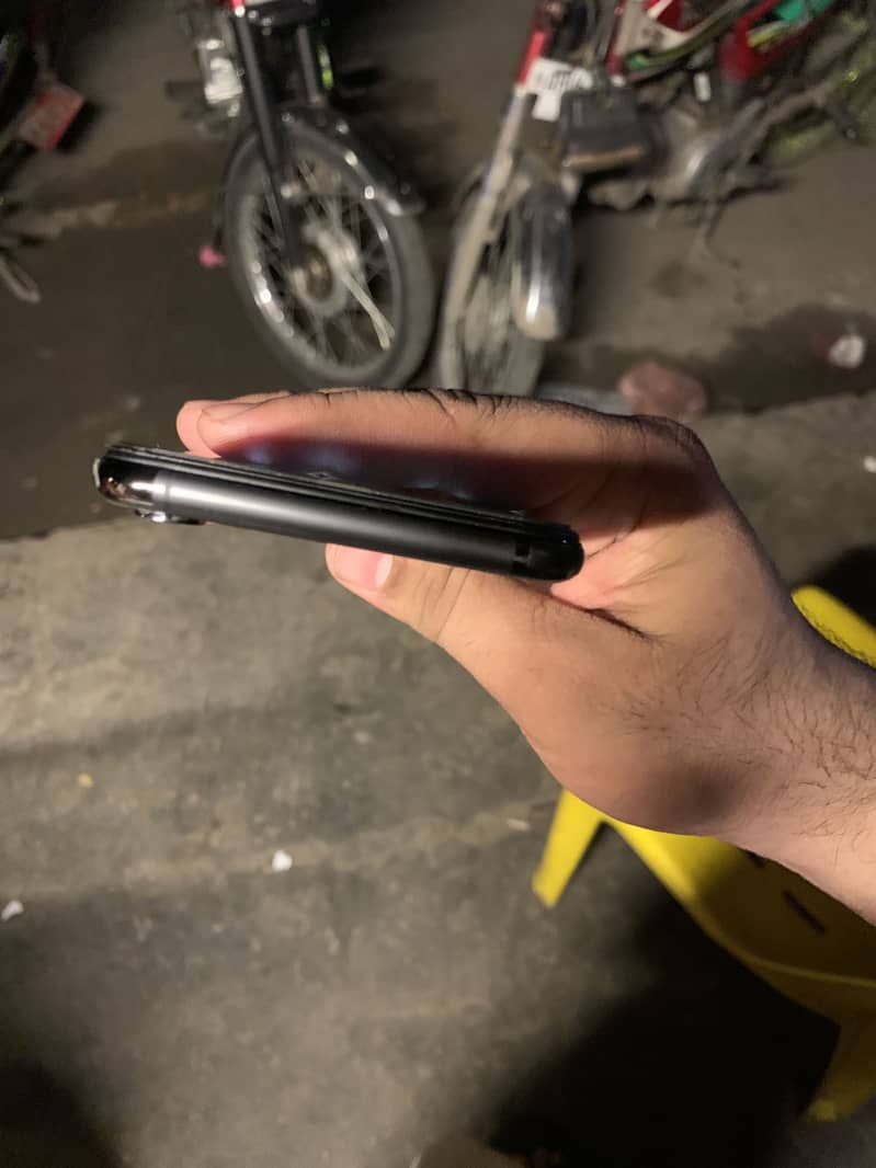 Apple iPhone XS Max 3