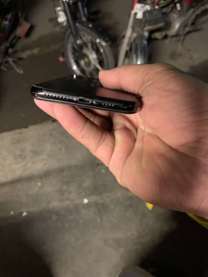 Apple iPhone XS Max 4