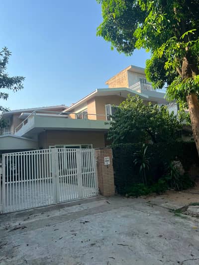 F-10/1,40*115,Top Location Liveable Double Story House Near Service Road