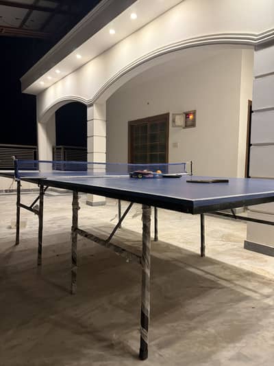 Tabble tennis table with rackets