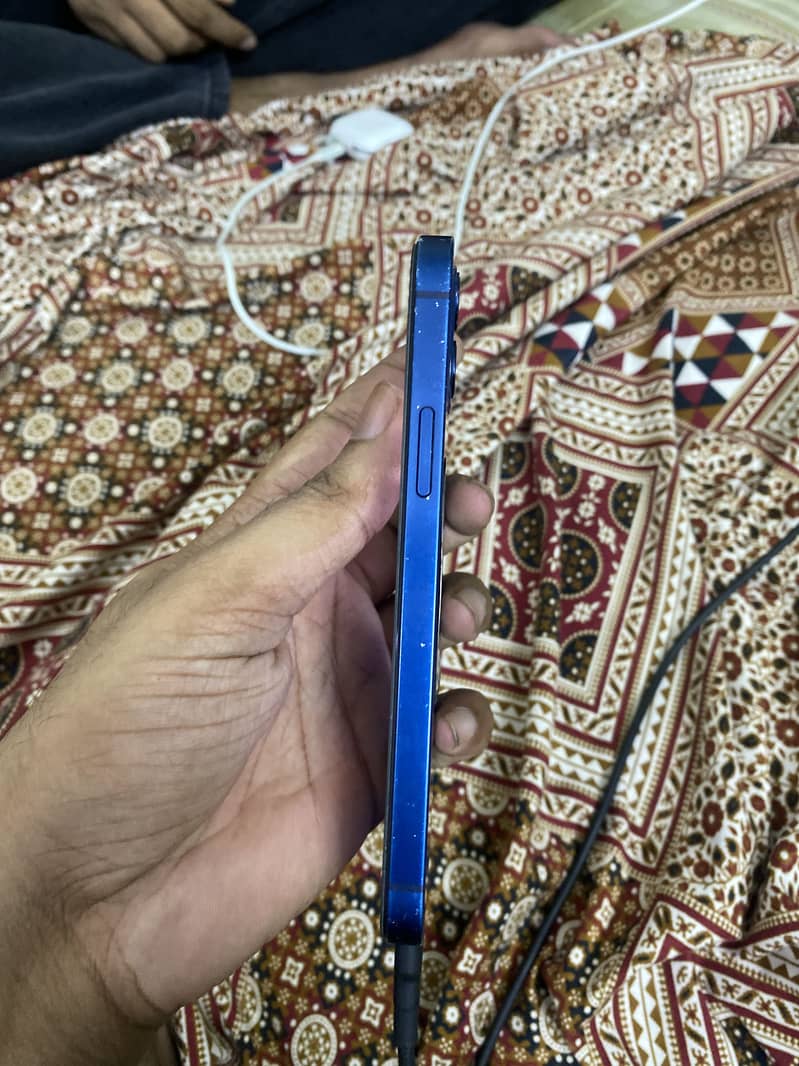 Apple iPhone 12 4