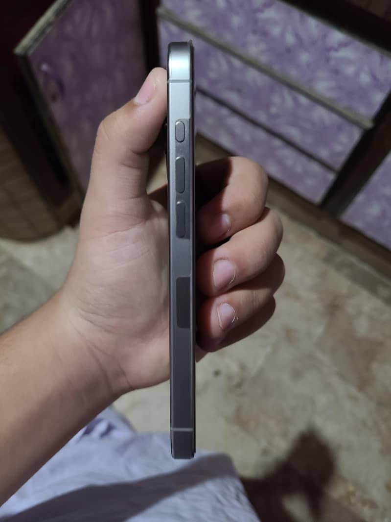 Apple iPhone 15 Pro 4