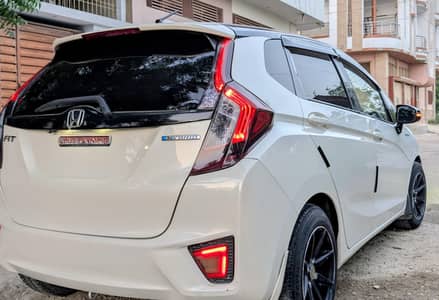 Honda Fit 1.5 Hybrid ( S push )