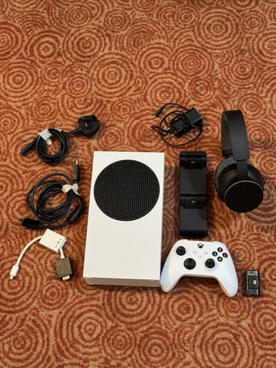 XBOX Series S 10/10 full gaming setupwith extra excesseries
