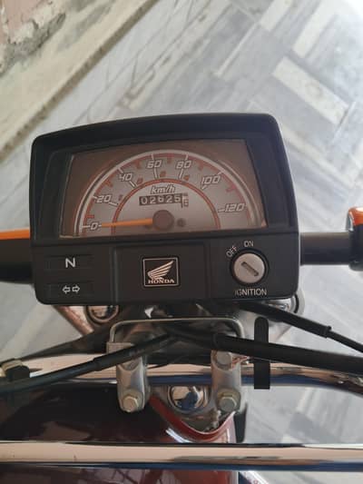 Honda CD 70 25/26 number laga hua hai