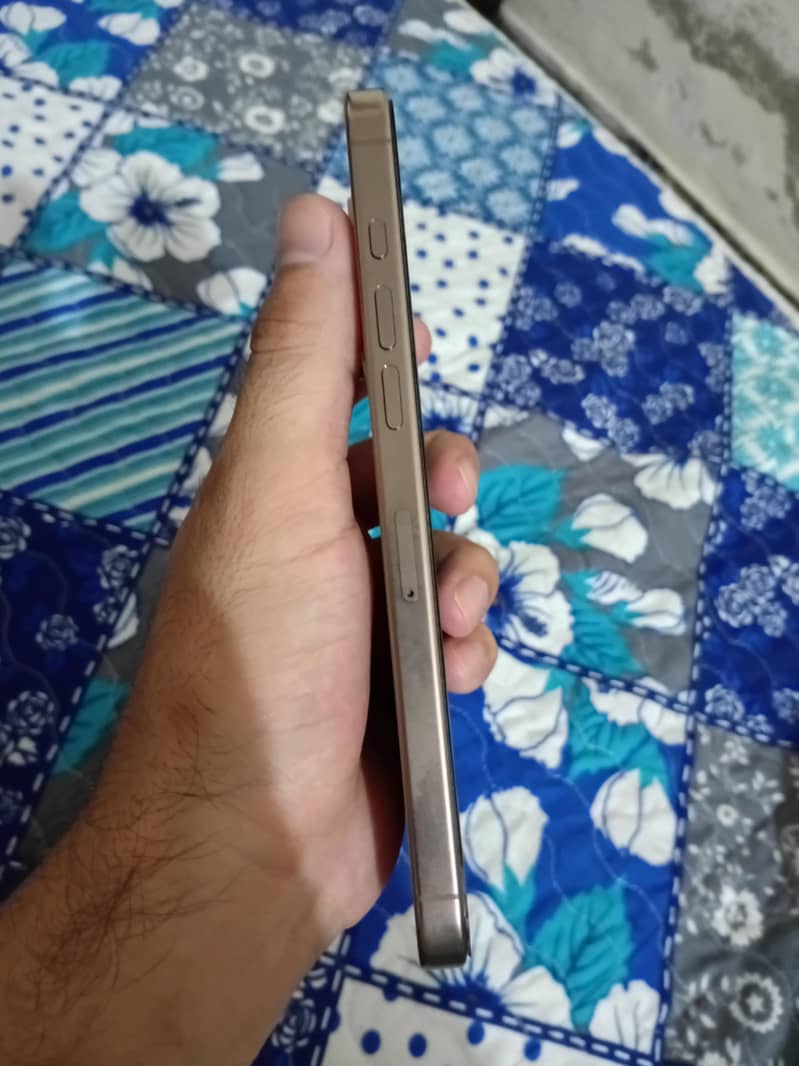 Apple iPhone 16 Pro Max 2