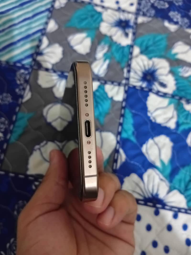 Apple iPhone 16 Pro Max 4