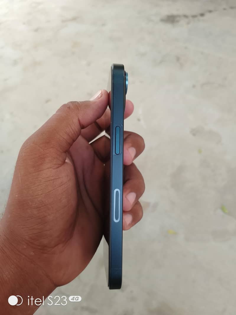 Apple iPhone 13 5