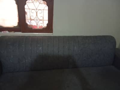 Sofas are in 10/10 condition siffting ki wjhse sale Kar rahe hain