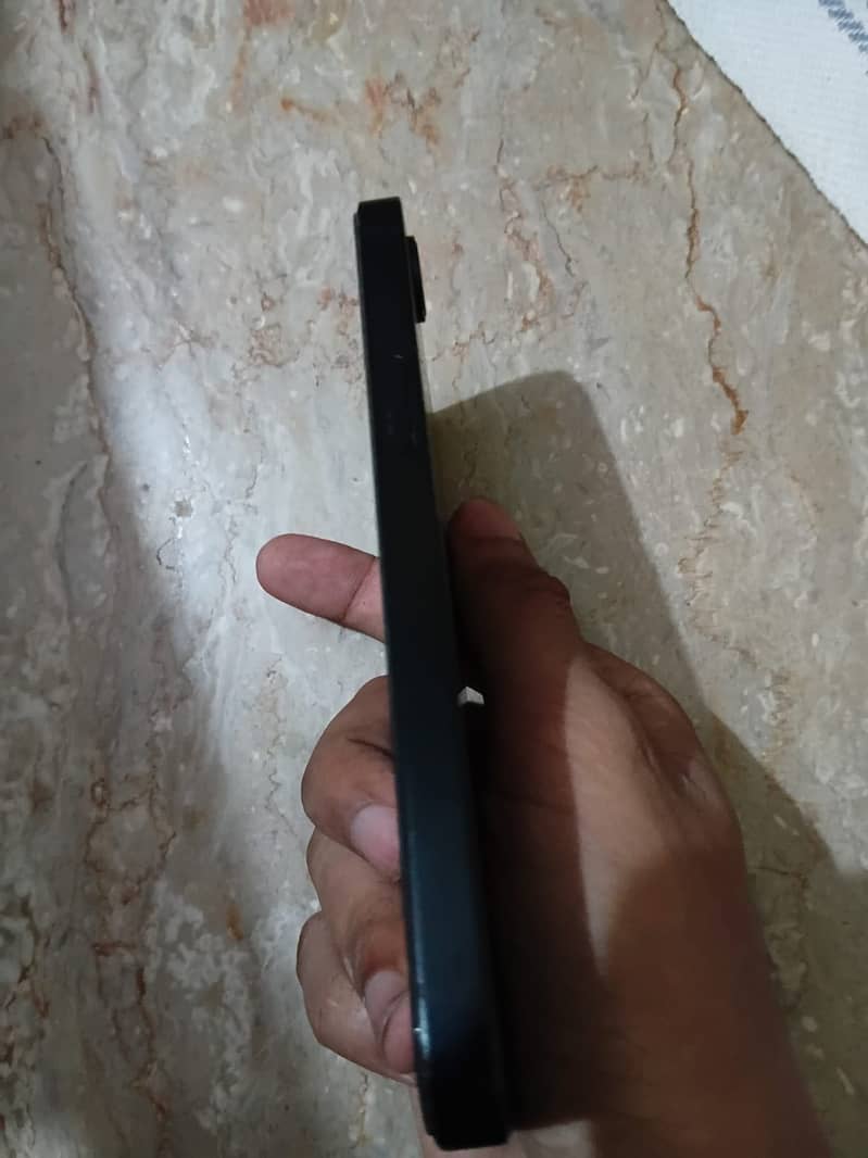 Apple iPhone 16e 1