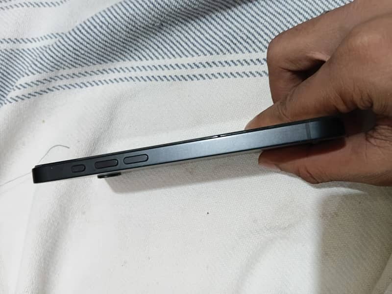 Apple iPhone 16e 2