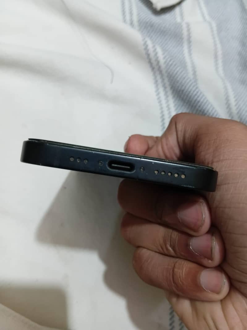 Apple iPhone 16e 3