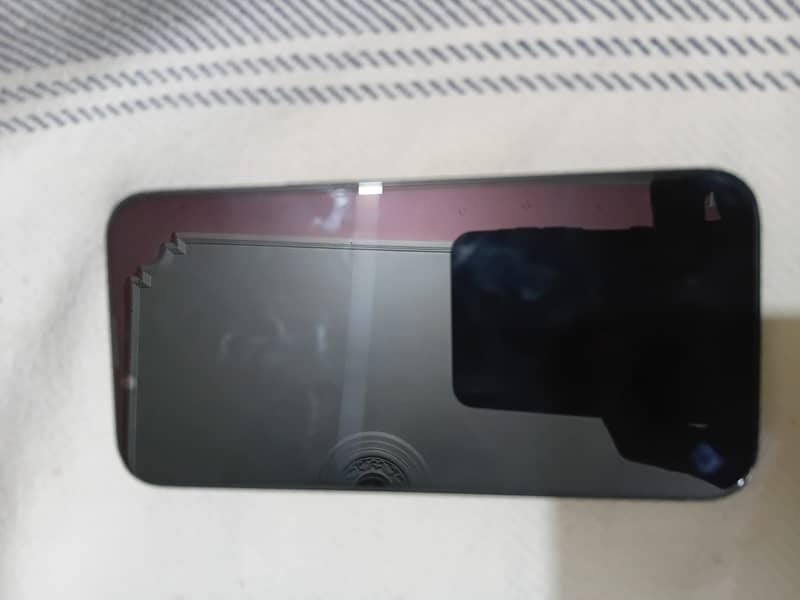 Apple iPhone 16e 4