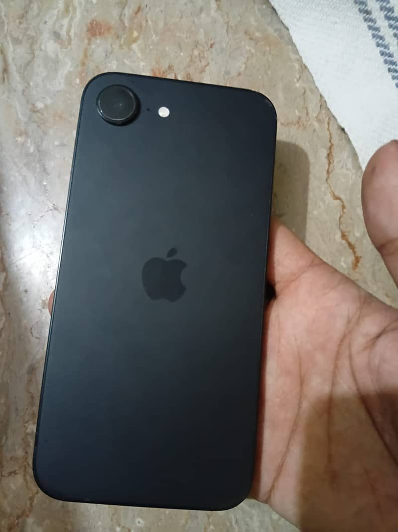 Apple iPhone 16e 6