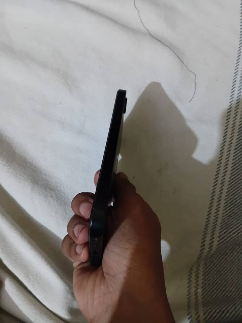 Apple iPhone 16e 7
